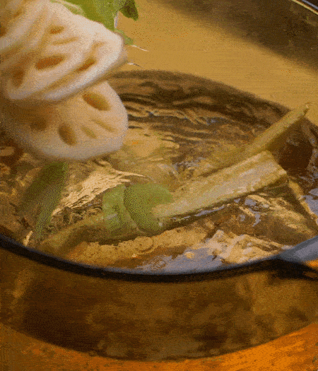 把玉米筍（對半切開）、西芹（切斜片）、蓮藕（切片），放入開水鍋內，加點少許鹽、油，汆燙2分鐘。