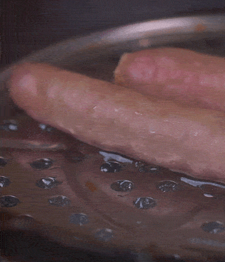 金字10°鮮低溫香腸蒸10分鐘后，切片。