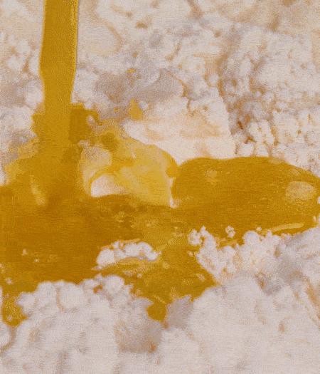 加融化的30g黃油（要不熱再倒）、黃椒、紅椒、白洋蔥、土豆、大蔥、香腸繼續(xù)攪拌均勻。