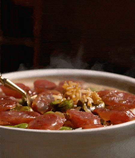 用生抽、白糖、蠔油、芝麻油調(diào)個汁，淋汁、攪拌、開吃。