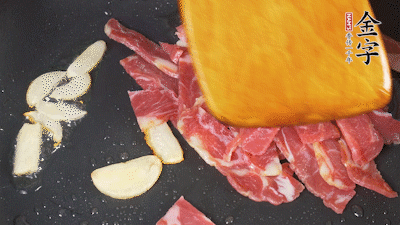 意面按照包裝時(shí)間煮熟過涼水，金字淡火腿切成小片。