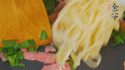 鍋中倒油燒熱，蒜片煸香，淡火腿略翻炒。