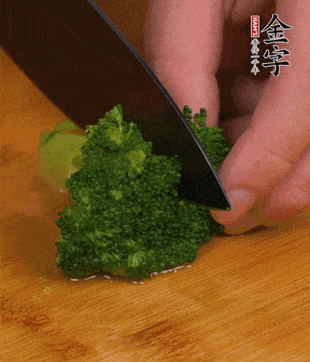 西蘭花用淡鹽水浸泡十幾分鐘后過開水焯燙熟后撈出。