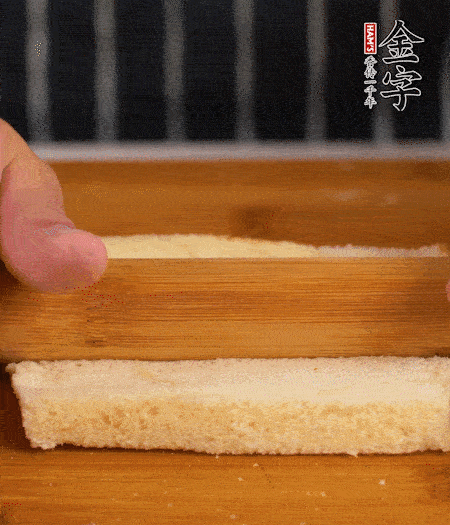 吐司切去四邊，搟??；烤腸竹簽穿過。