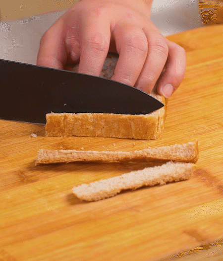 取1片黑麥吐司片，去掉邊邊，涂上一層蛋黃醬。
