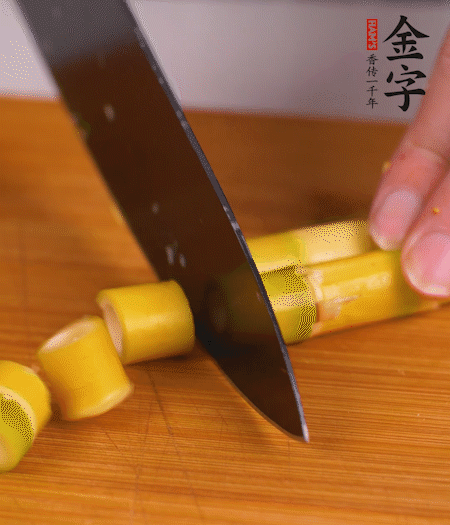 小野筍剝?nèi)ネ馄ぃ谐尚《巍?>
					</div>
					<span>步驟 2/7</span>
					<p>小野筍剝?nèi)ネ馄?，切成小段?/p>
				</li><li>
					<div   id=