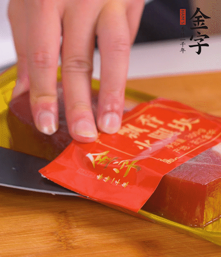 金字火腿切片，生姜切絲，蔥白切末。