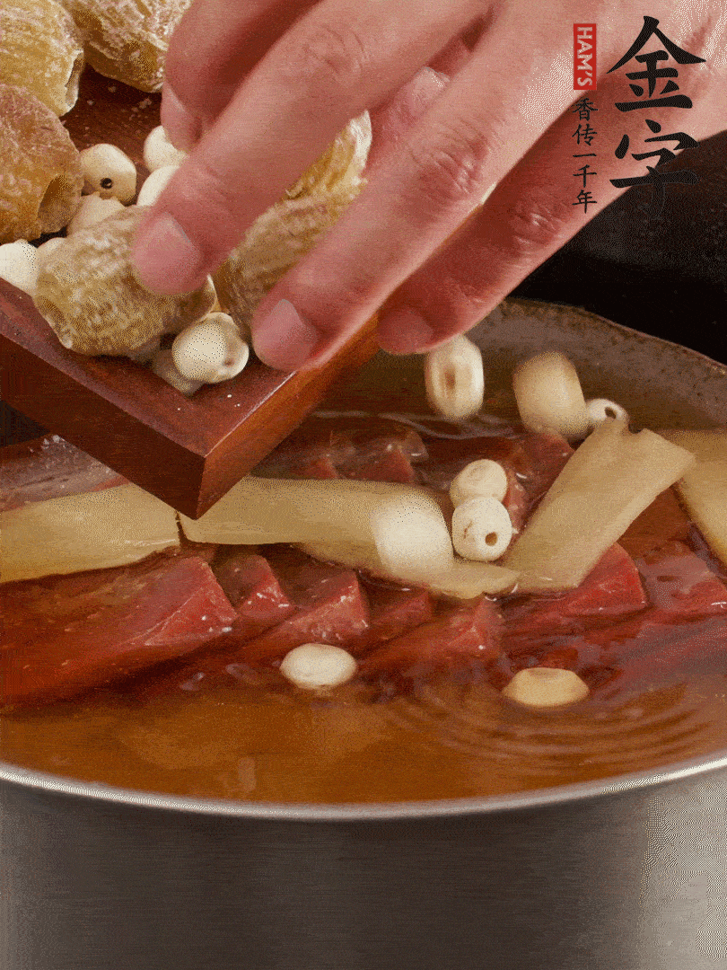 待冰糖融化后，放入蜜棗、蓮子同蒸25分鐘左右。