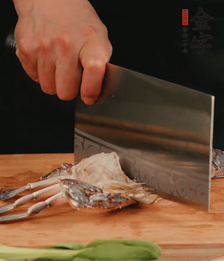 蟹殼拆開，去掉蟹肺、蟹心、蟹腮，切成4小塊。