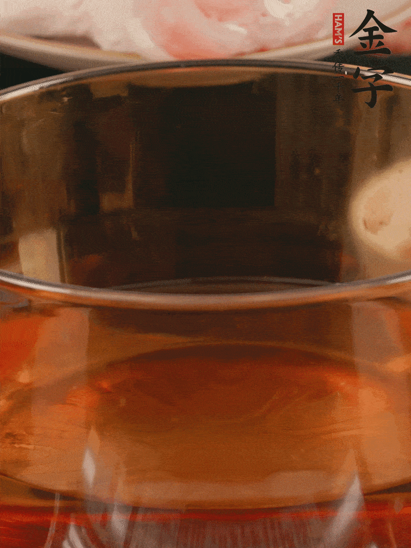 雞腿冷水入鍋，加姜片料酒焯水，撈出溫水洗凈。