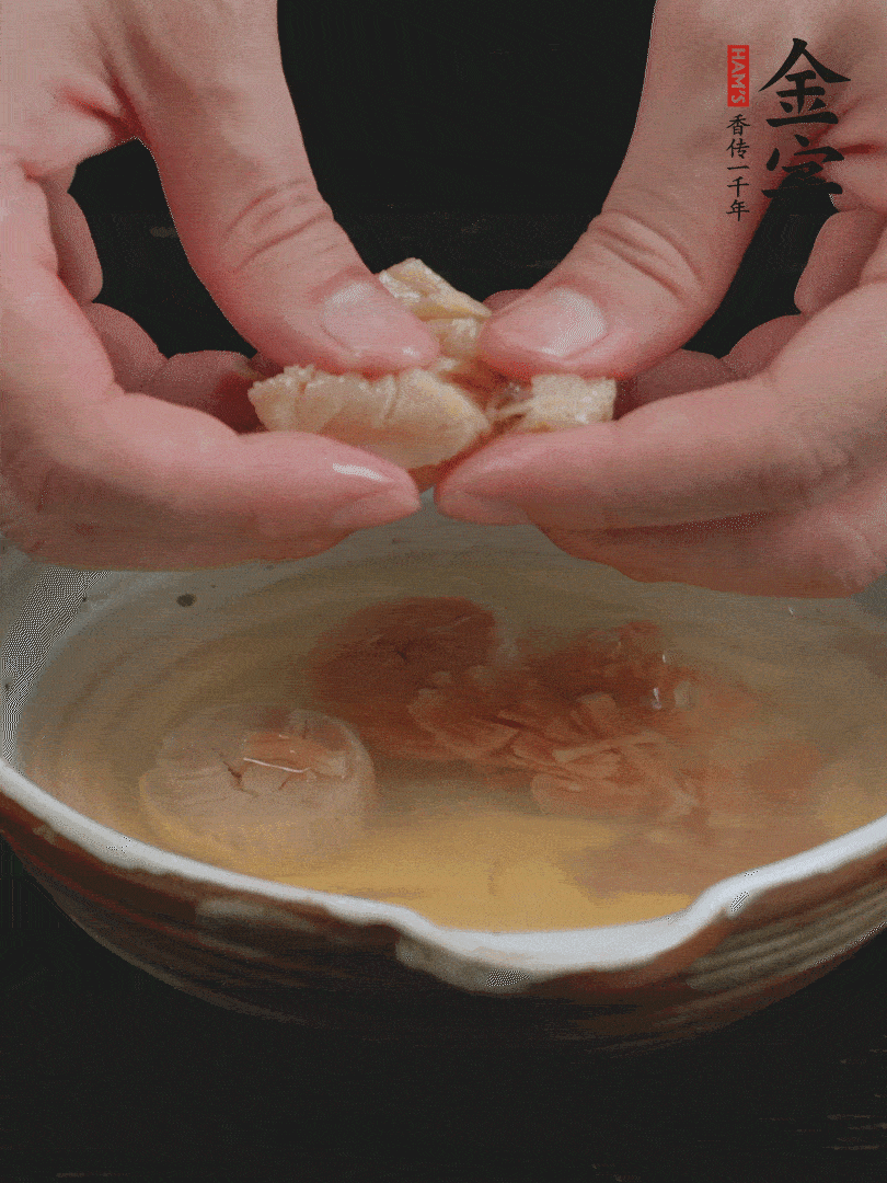 元貝溫水泡發(fā)，拆成細(xì)絲。