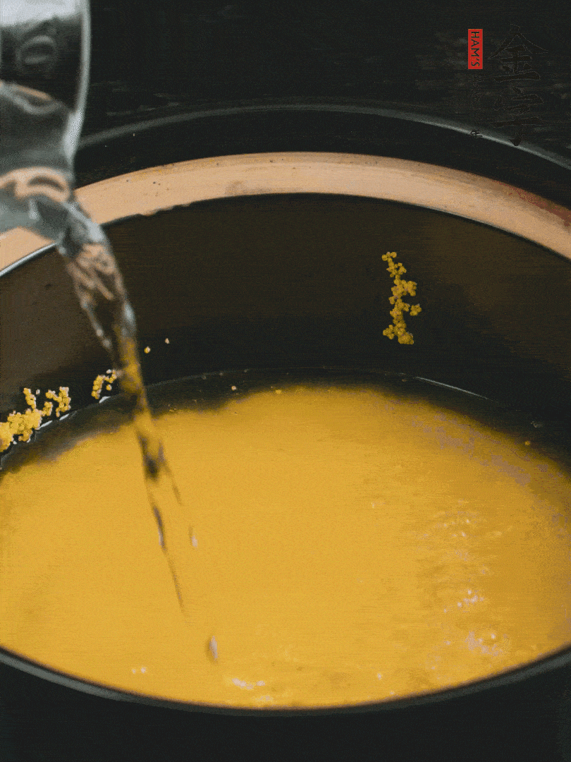 小米洗凈后，加水小火煲1個(gè)小時(shí)。