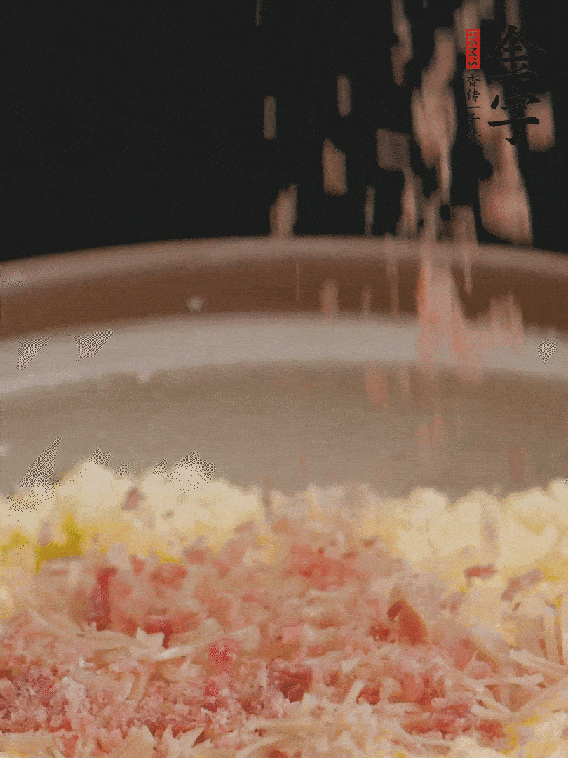 加雞湯沒過，放干貝絲、火腿末、小海參。