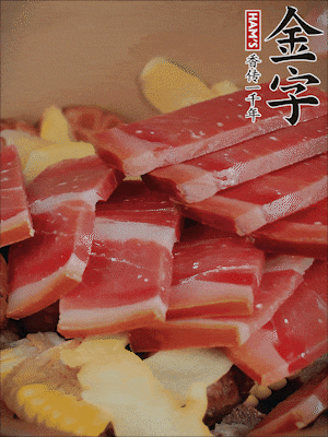 除鮑魚外的所有材料放進鍋里，加清水、姜、黃酒，大火燒開，轉(zhuǎn)小火煲90分鐘。