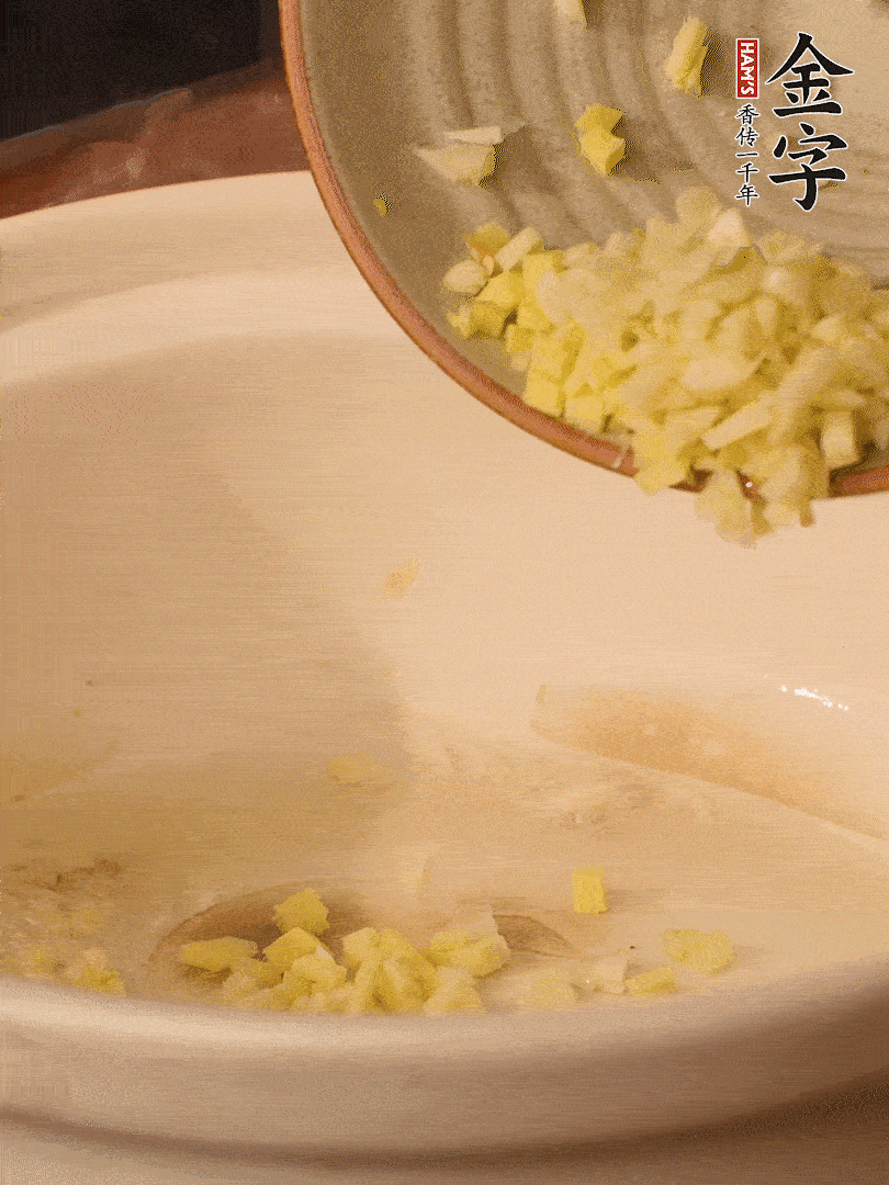 熱油下鍋，姜爆香。下冬瓜略微翻炒。