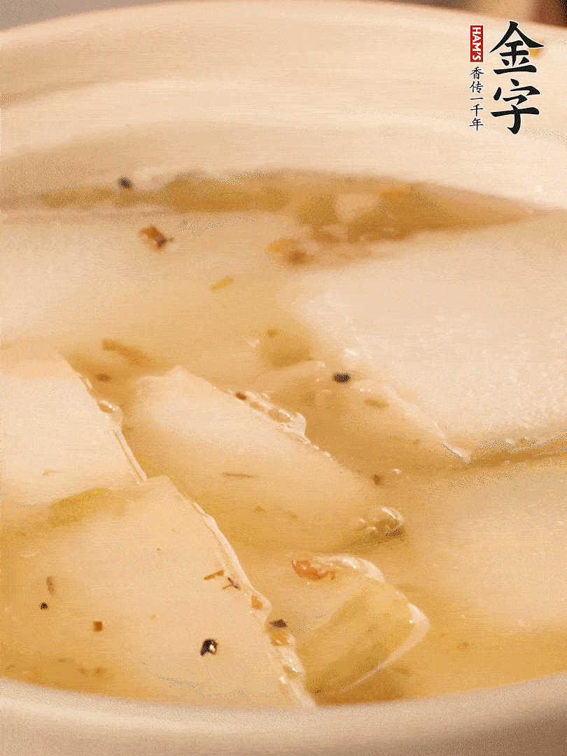 加入適量清水，再放咸肉，淋點(diǎn)黃酒添味。