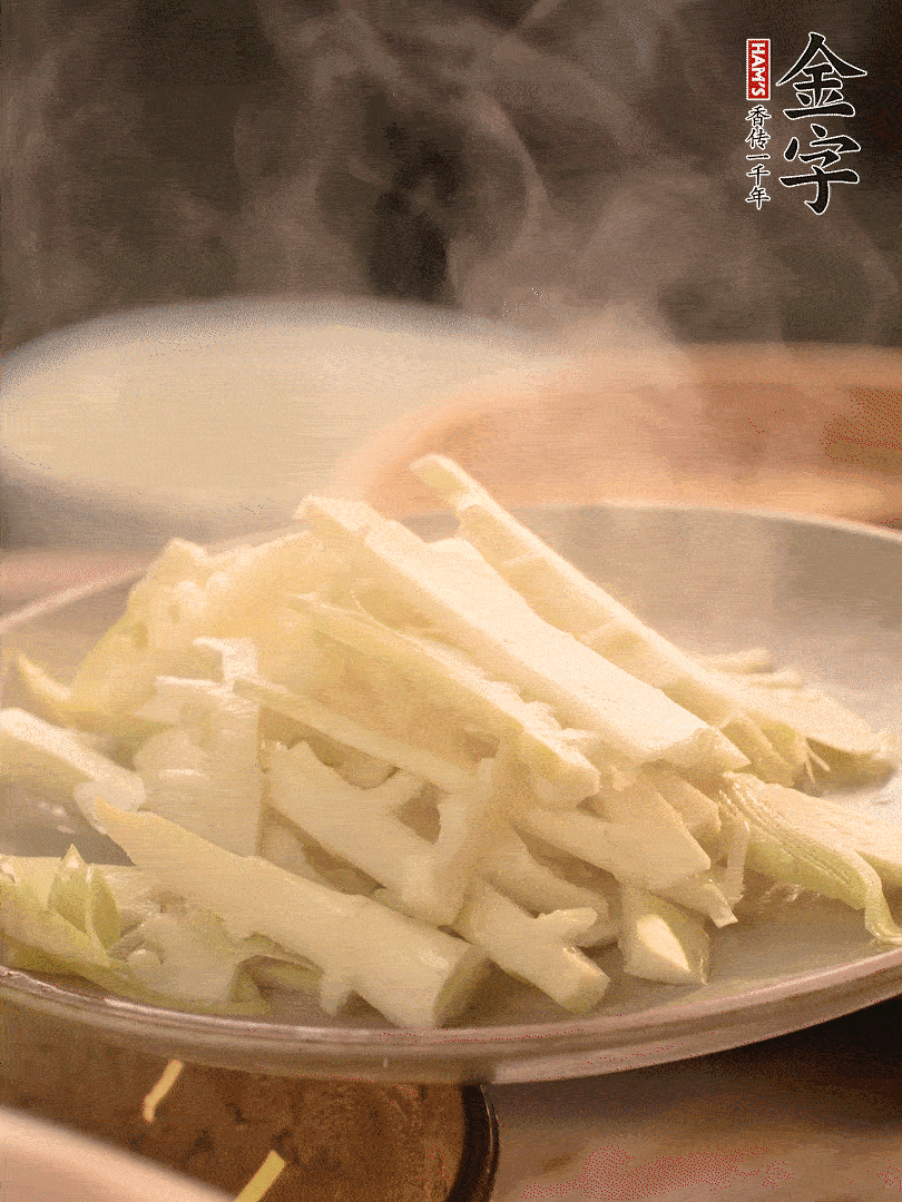 春筍切薄片，焯水去除澀味。