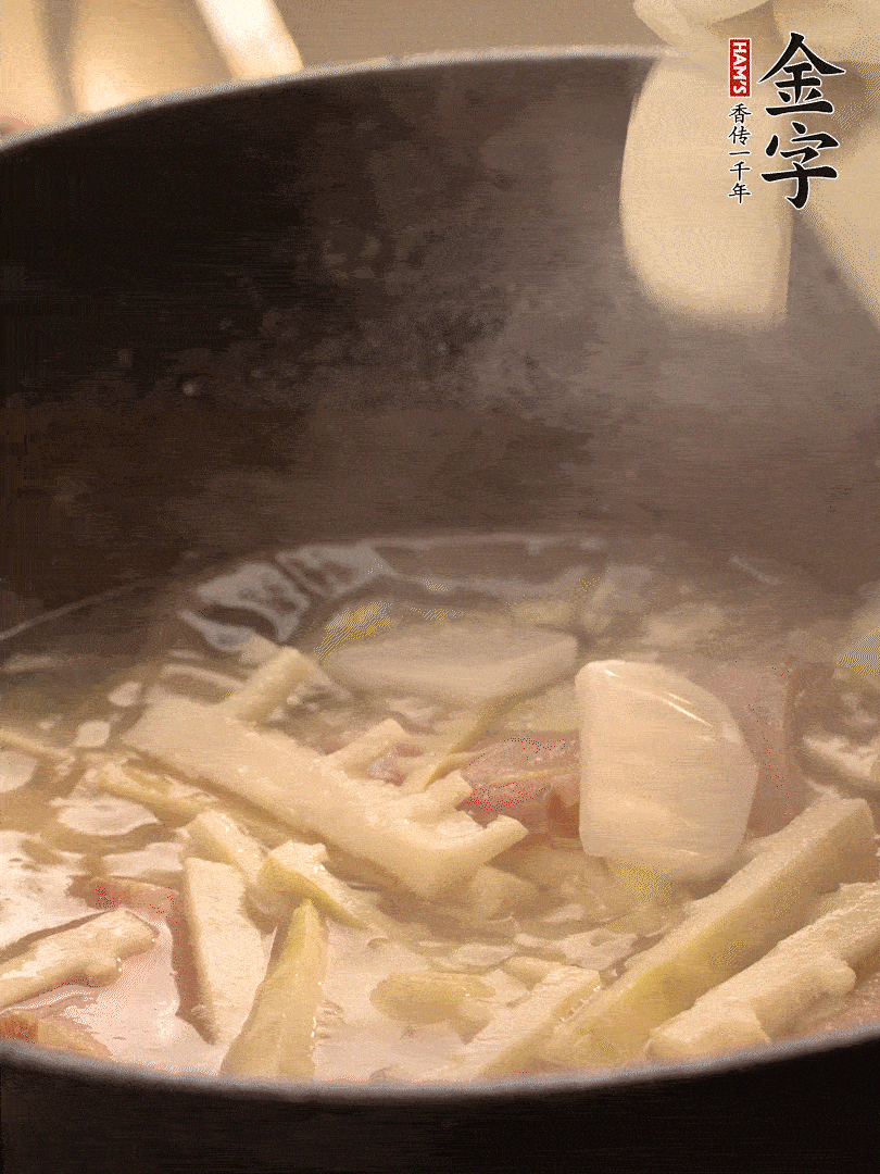 加一點開水后，放年糕燜2分鐘至軟。