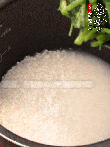 茼蒿、香腸放入浸泡好的大米，水沒(méi)過(guò)大米半指煮熟。