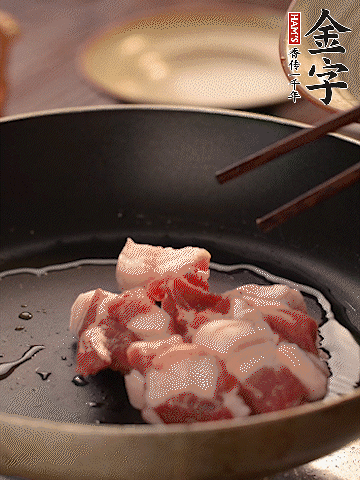 五花肉切條，煎到兩面金黃。