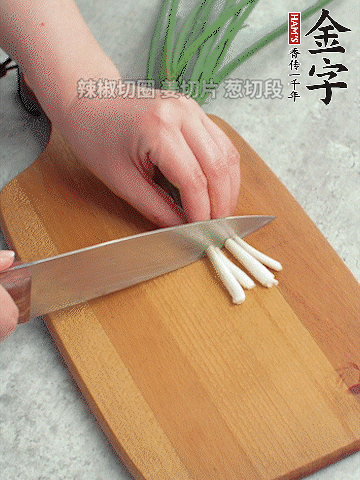 切好的咸肉鋪在碗邊，然后把千張放在中間。