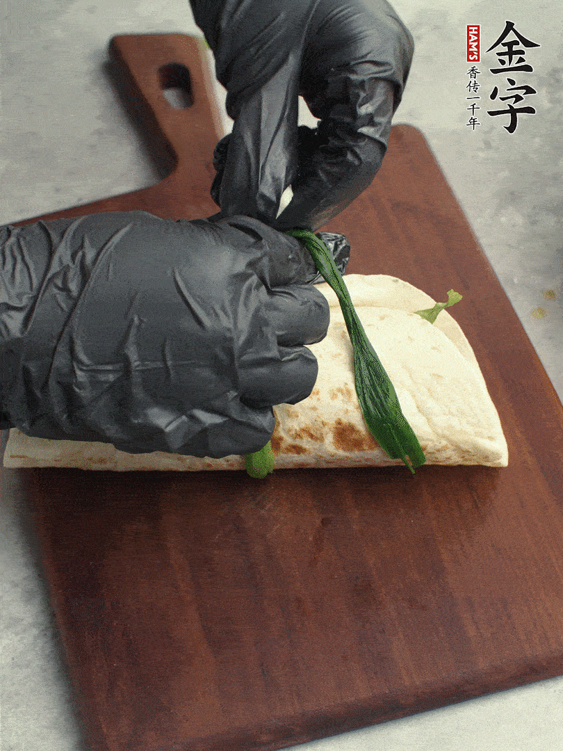 用焯過水的小蔥打結(jié)。