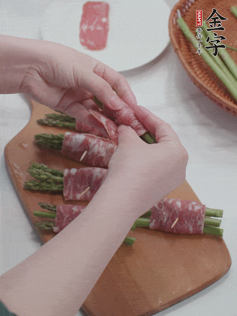 蘆筍切小段，蘆筍段用金字培根火腿卷起。
