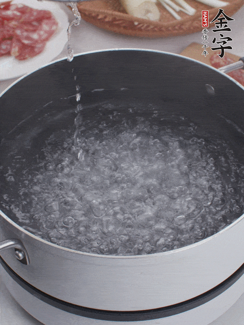 春筍去殼切片，焯水3分鐘。