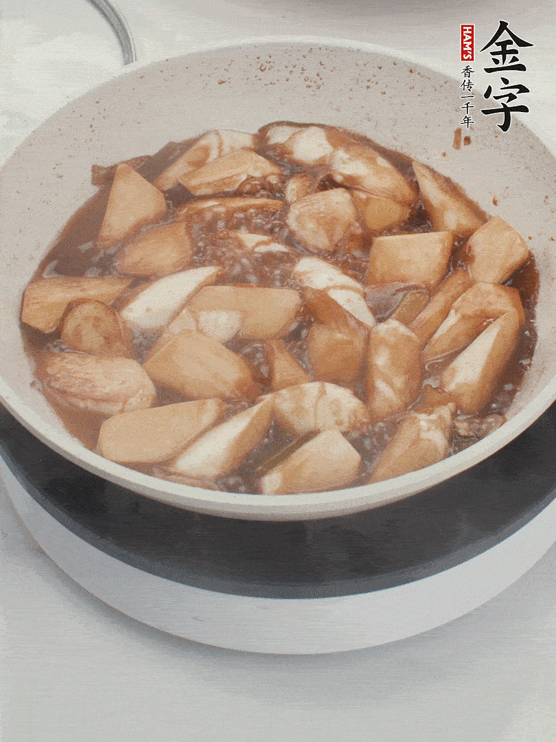 待茭白煸到微微發(fā)黃加入調(diào)好的味汁翻炒。加一小碗清水蓋蓋子燜3-4分鐘。