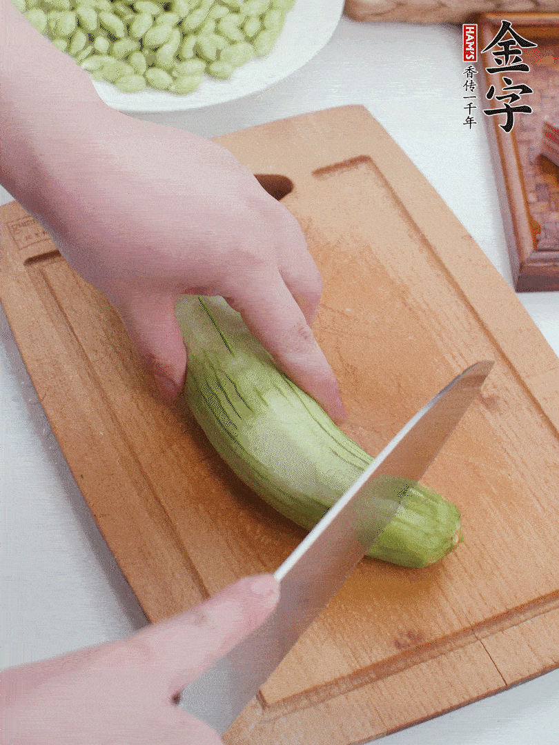 絲瓜去掉外皮，去掉兩端，切成滾刀塊。