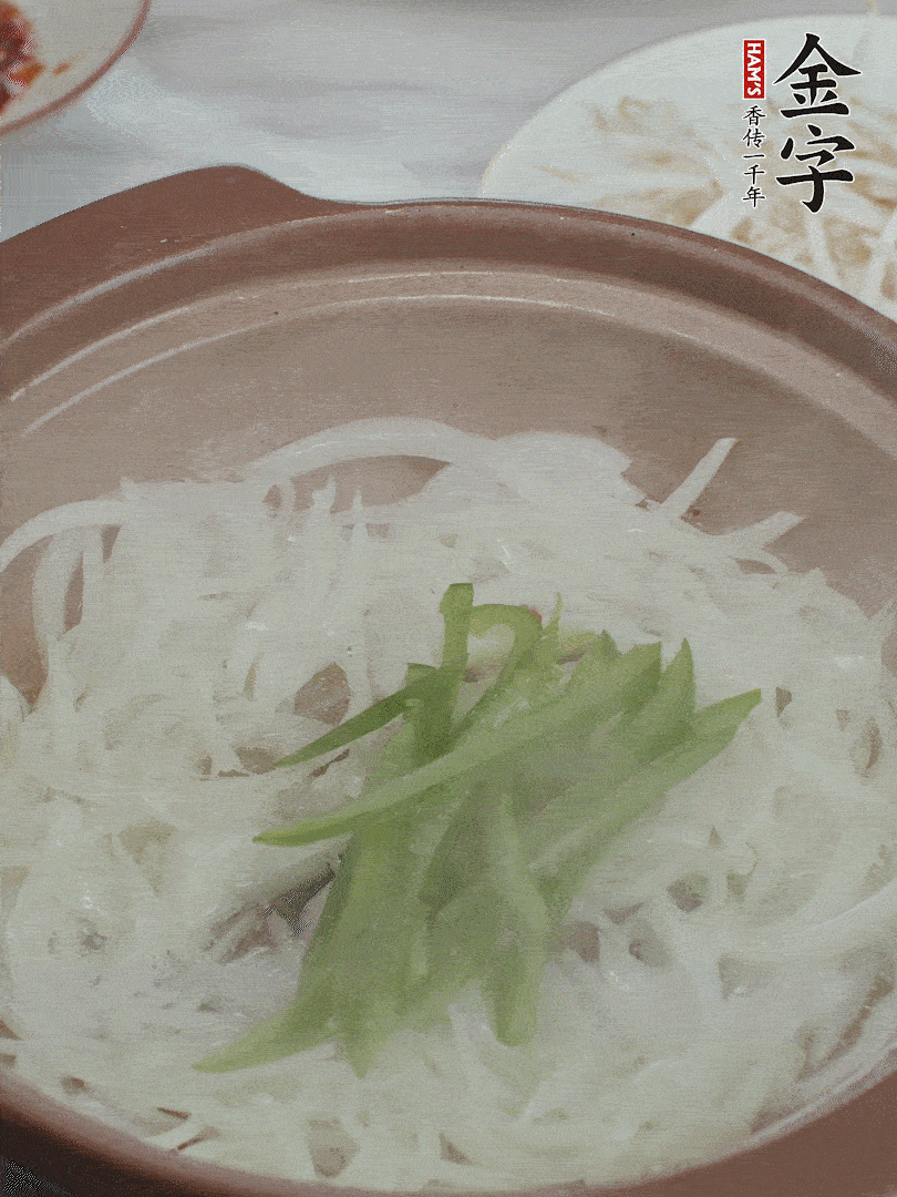 放烏冬面、青紅椒、豆芽。