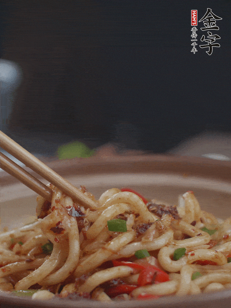 一小撮鹽調(diào)味。最后可以點(diǎn)綴香蔥段。