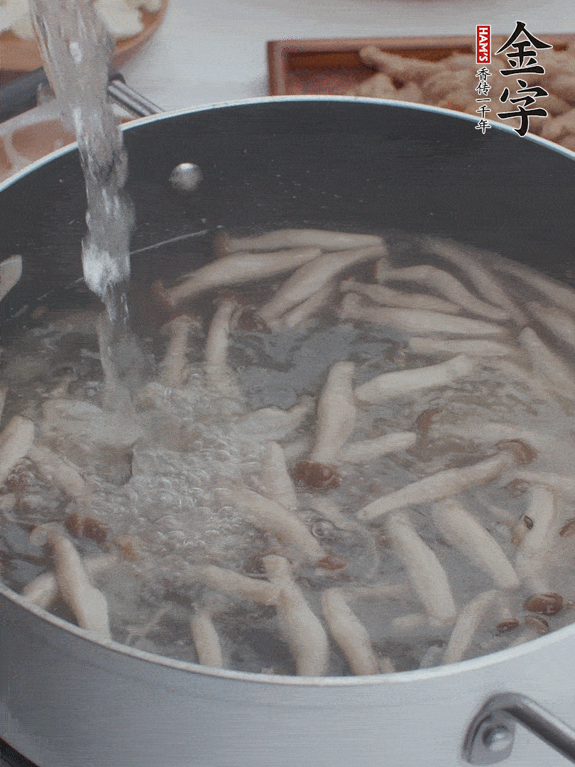 油熱爆香大蔥、蒜末，下蟹味菇炒軟，放清水。