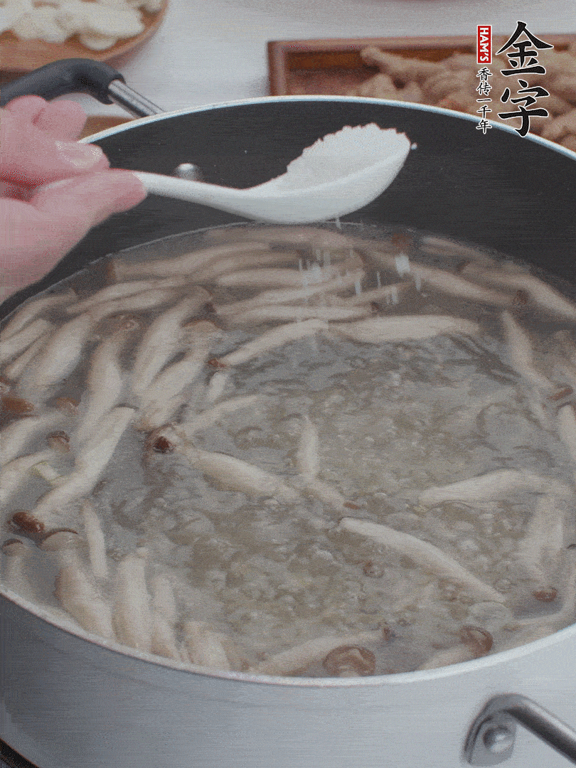 1勺鹽、一點胡椒粉調(diào)味。