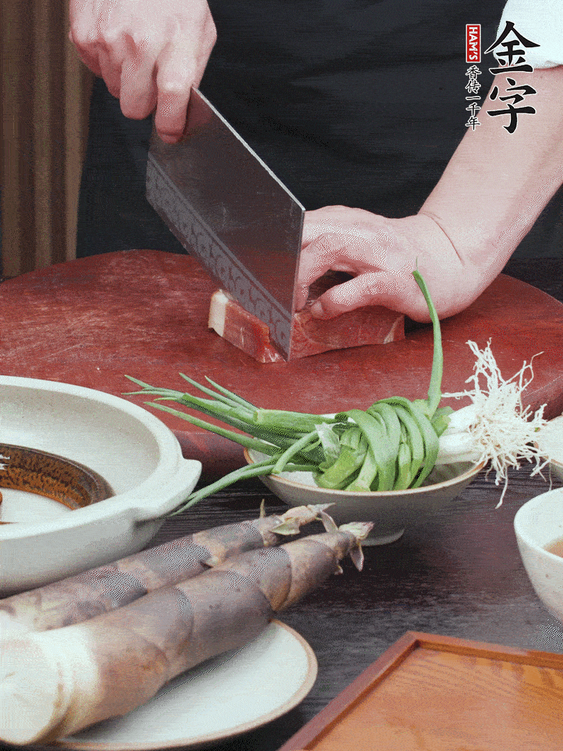 金字火腿切片；姜切片。