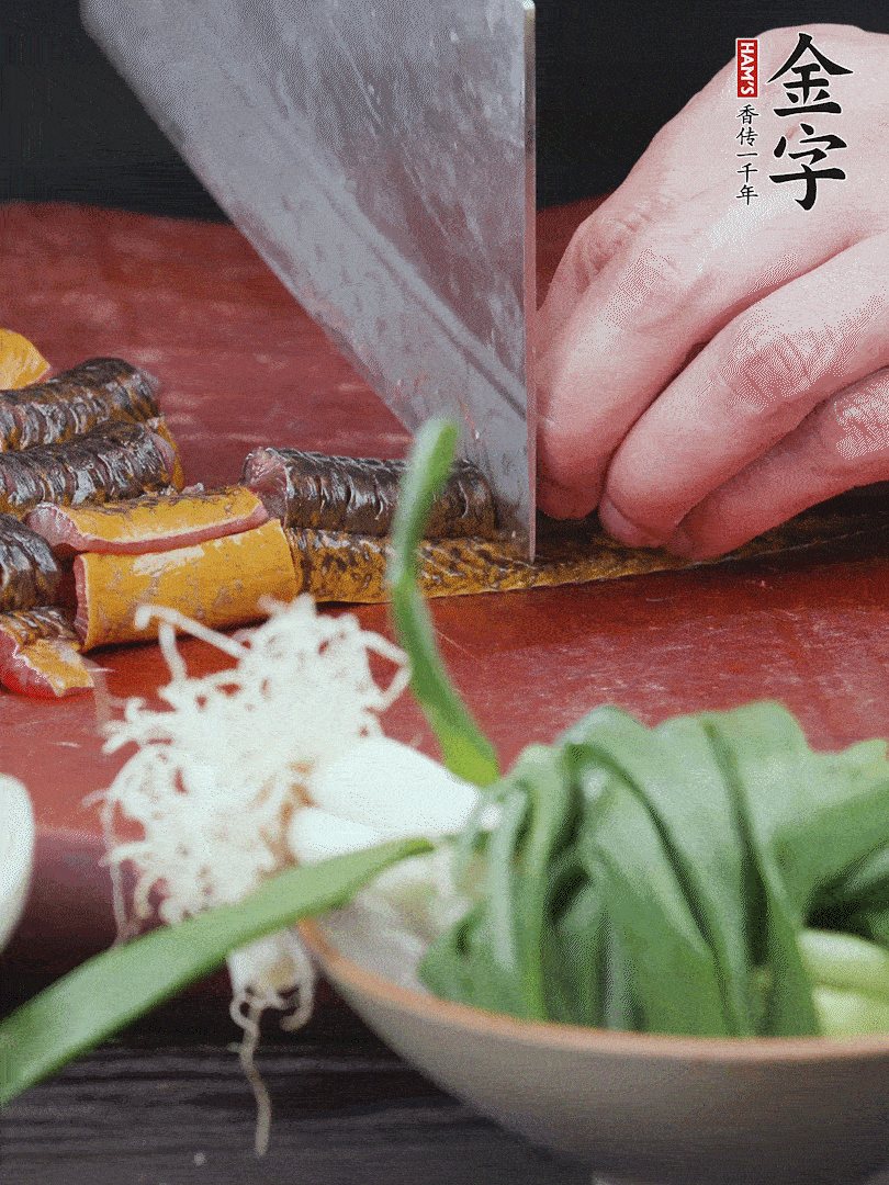 黃鱔去內(nèi)臟洗凈，切花刀斬段。沸水下鍋，加黃酒焯水去血沫。