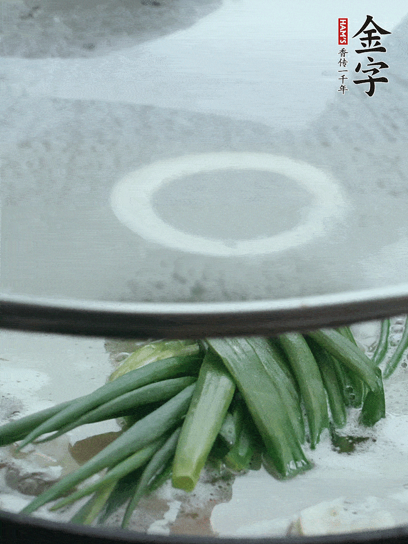 加蔥結(jié)去腥，大火開(kāi)后中火燒20分鐘。