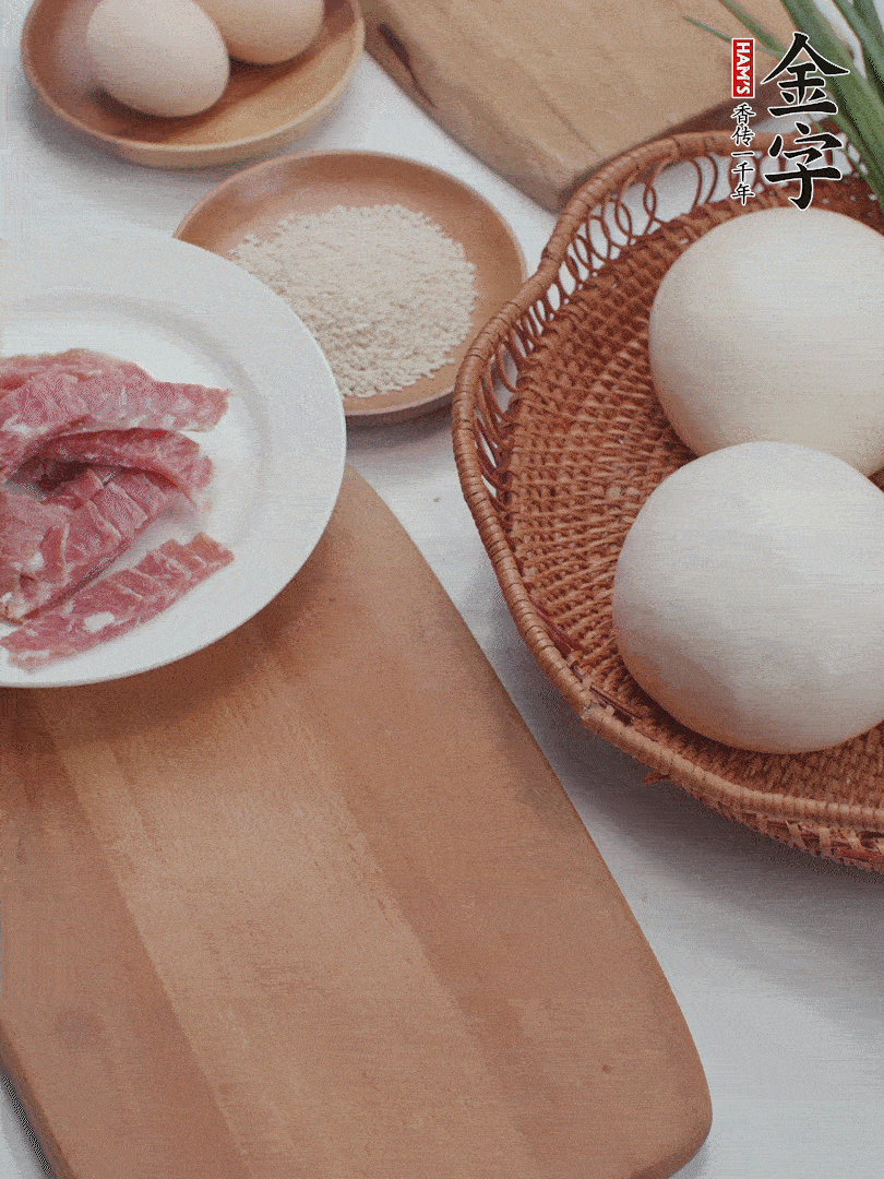 金字培根火腿切小片；饅頭、洋蔥切丁；香蔥切丁。