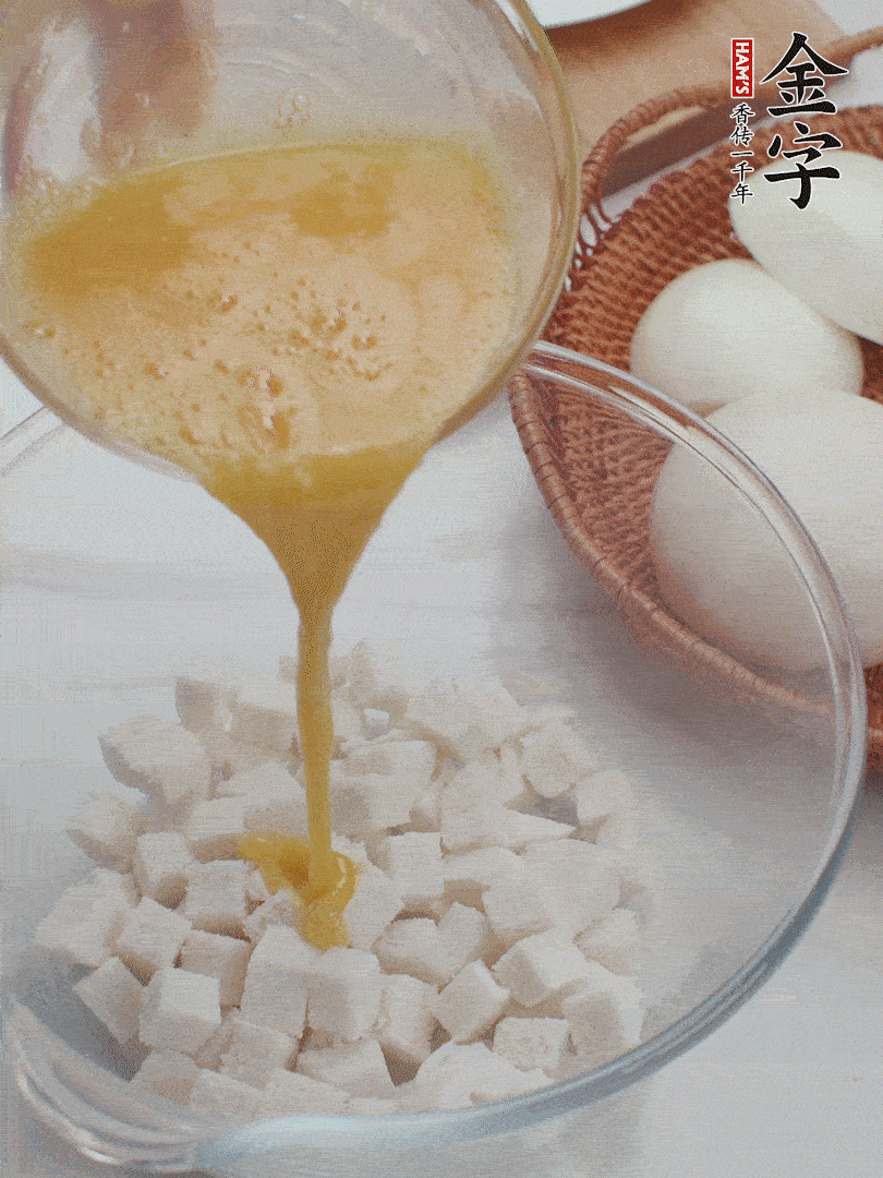 切碎的饅頭丁加入1/3蛋液拌勻。