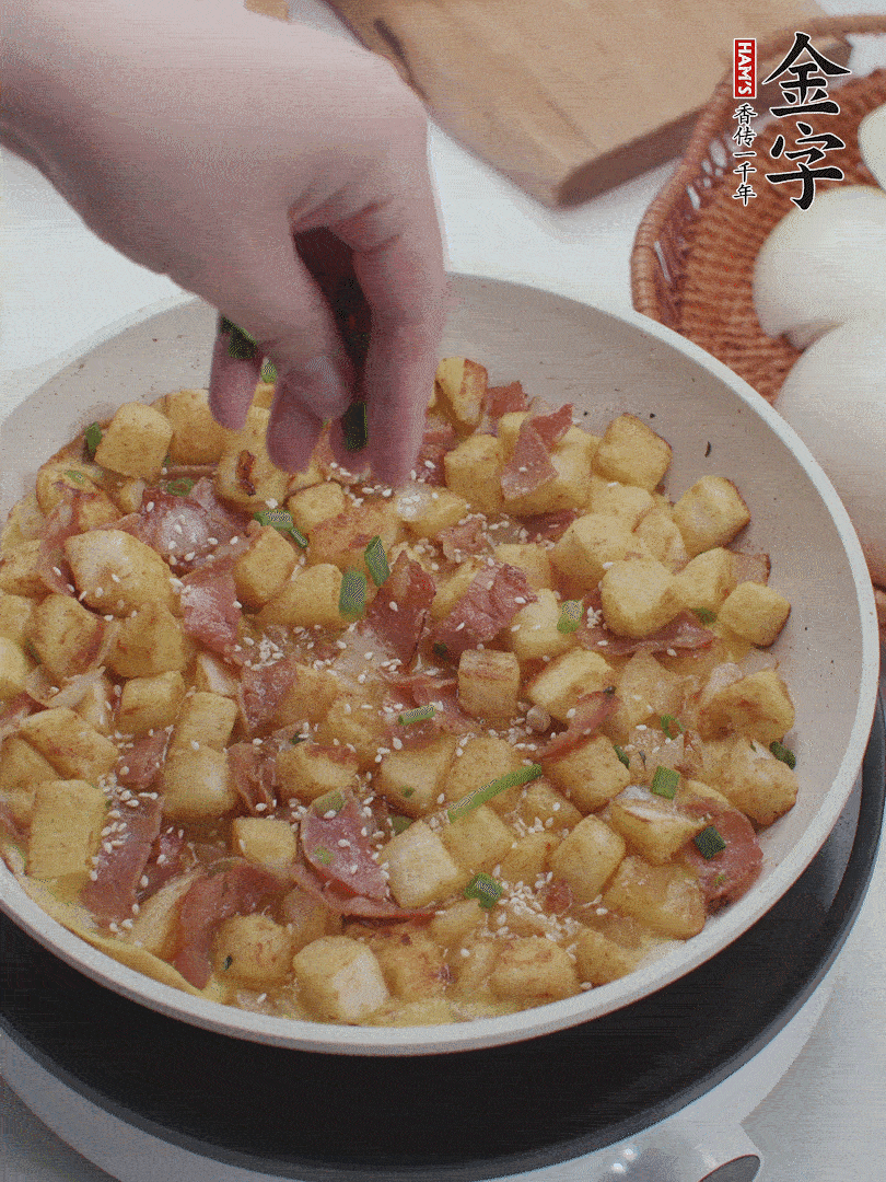 淋入剩余蛋液，蛋液凝固，撒上蔥綠和熟芝麻。