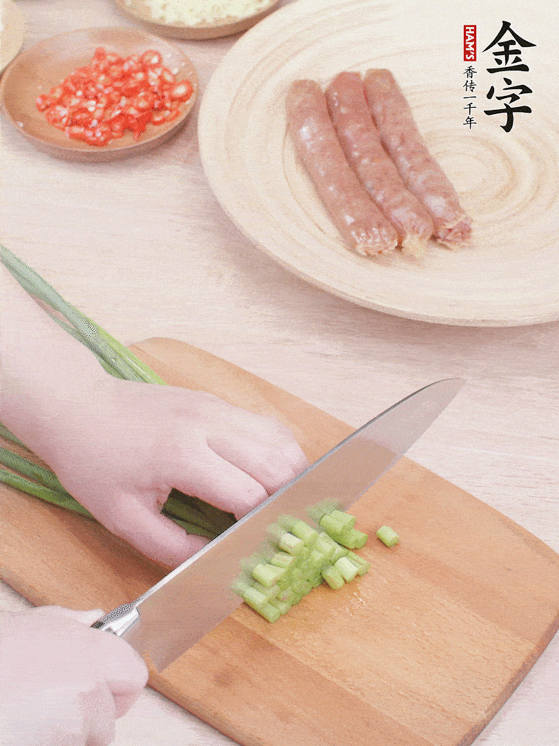 蒜苔切丁，蔥姜蒜切小丁，小米辣切圈。