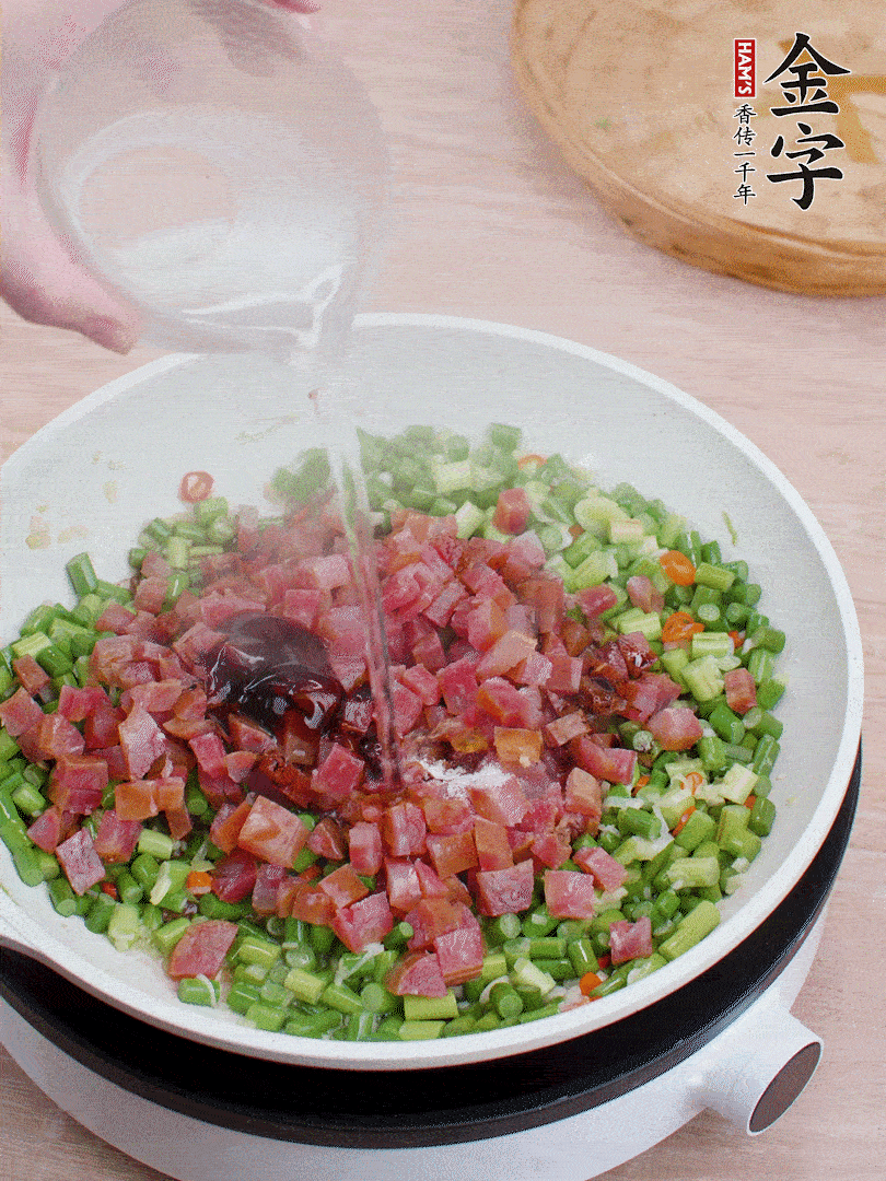 放香腸丁、1勺老抽、1勺蠔油、1/3勺白糖、少許清水炒至斷生。