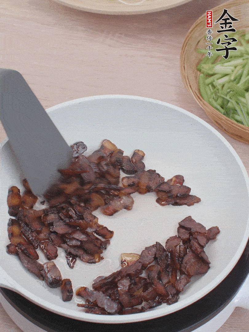 起鍋熱油，煸香醬油肉。