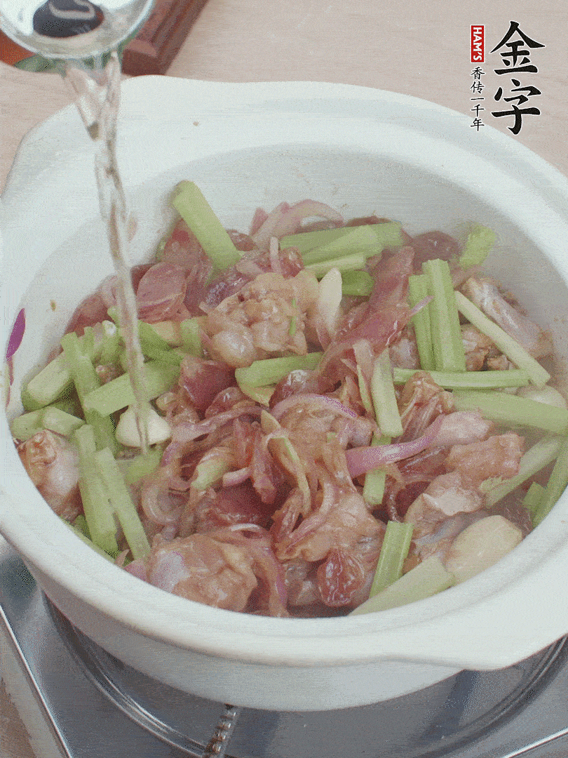 牛蛙變色后，淋點(diǎn)啤酒，加蓋后調(diào)小火燜10分鐘。