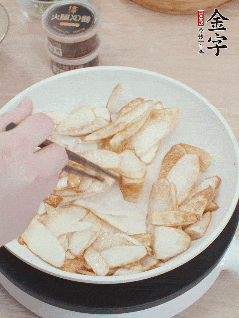 鍋中熱油，山藥煎至兩面金黃。