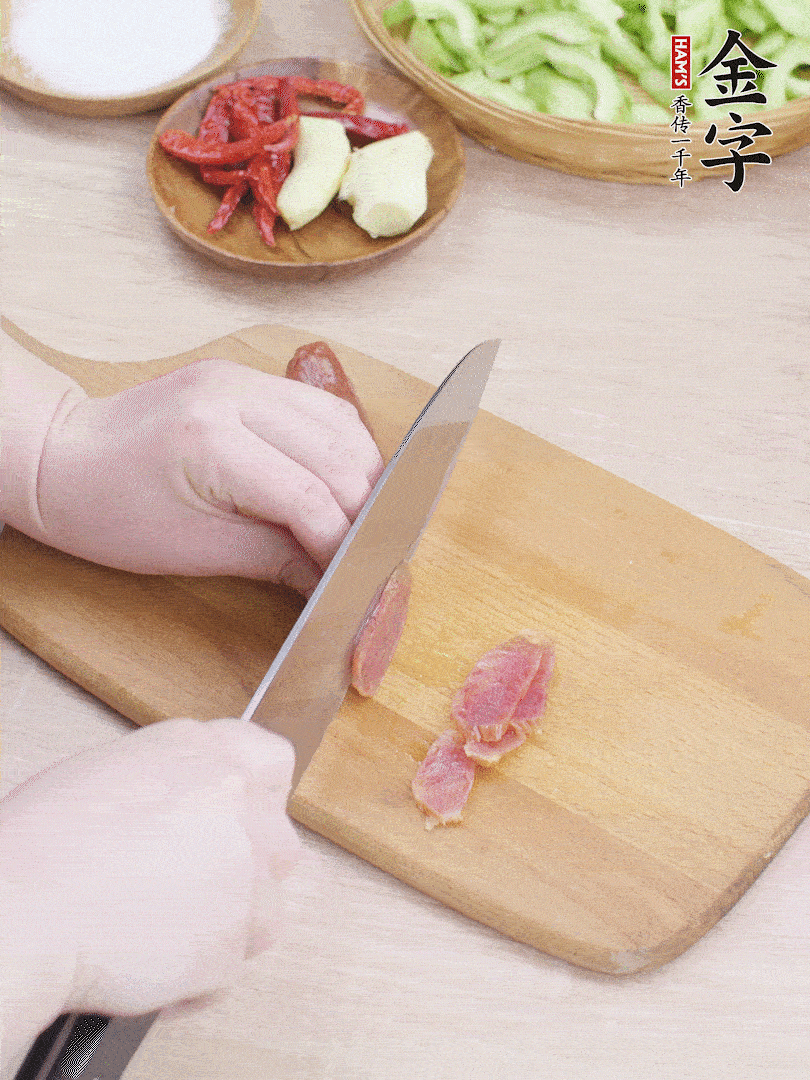 金字土香腸水煮10分鐘，切薄片。