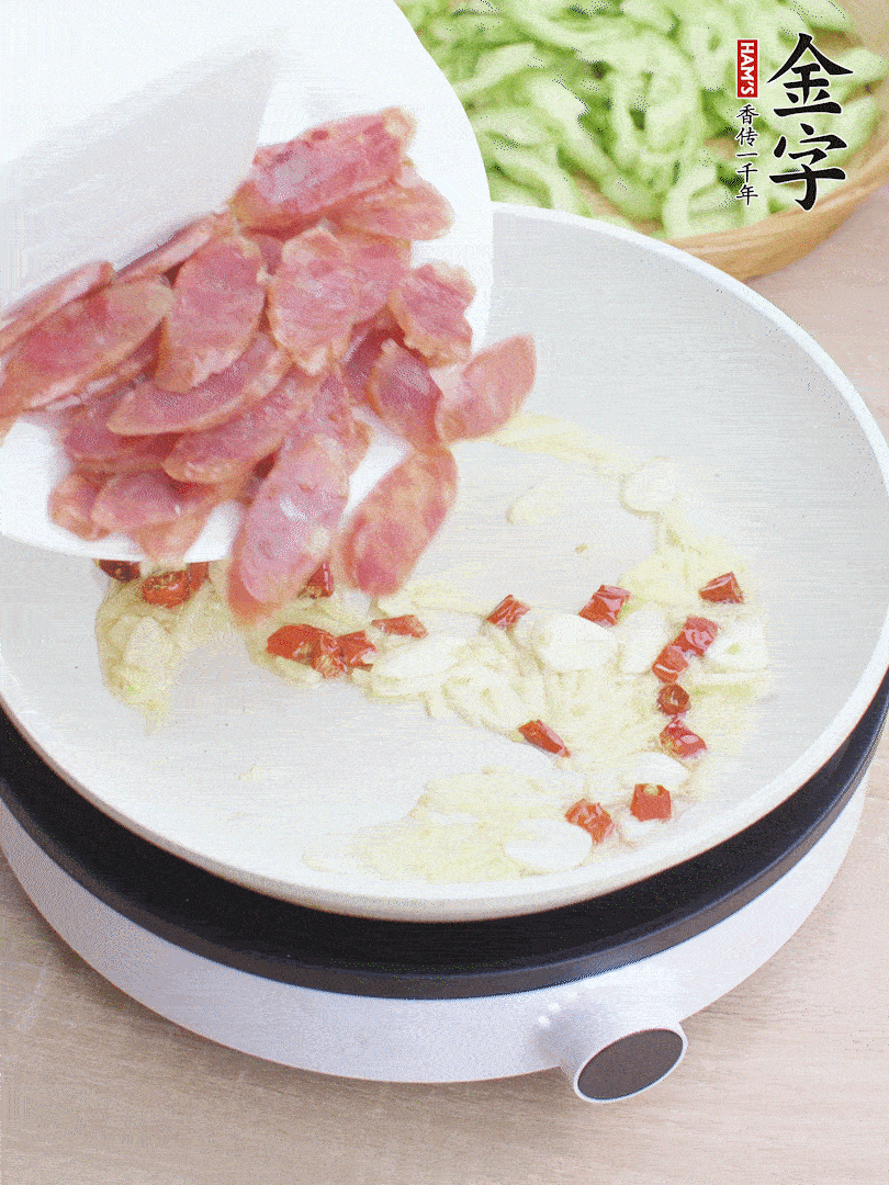 油5成熱時，姜、蒜、辣椒爆香。