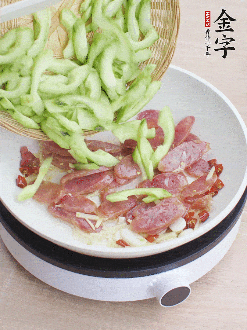 下香腸煸出油脂，放黃瓜翻炒。