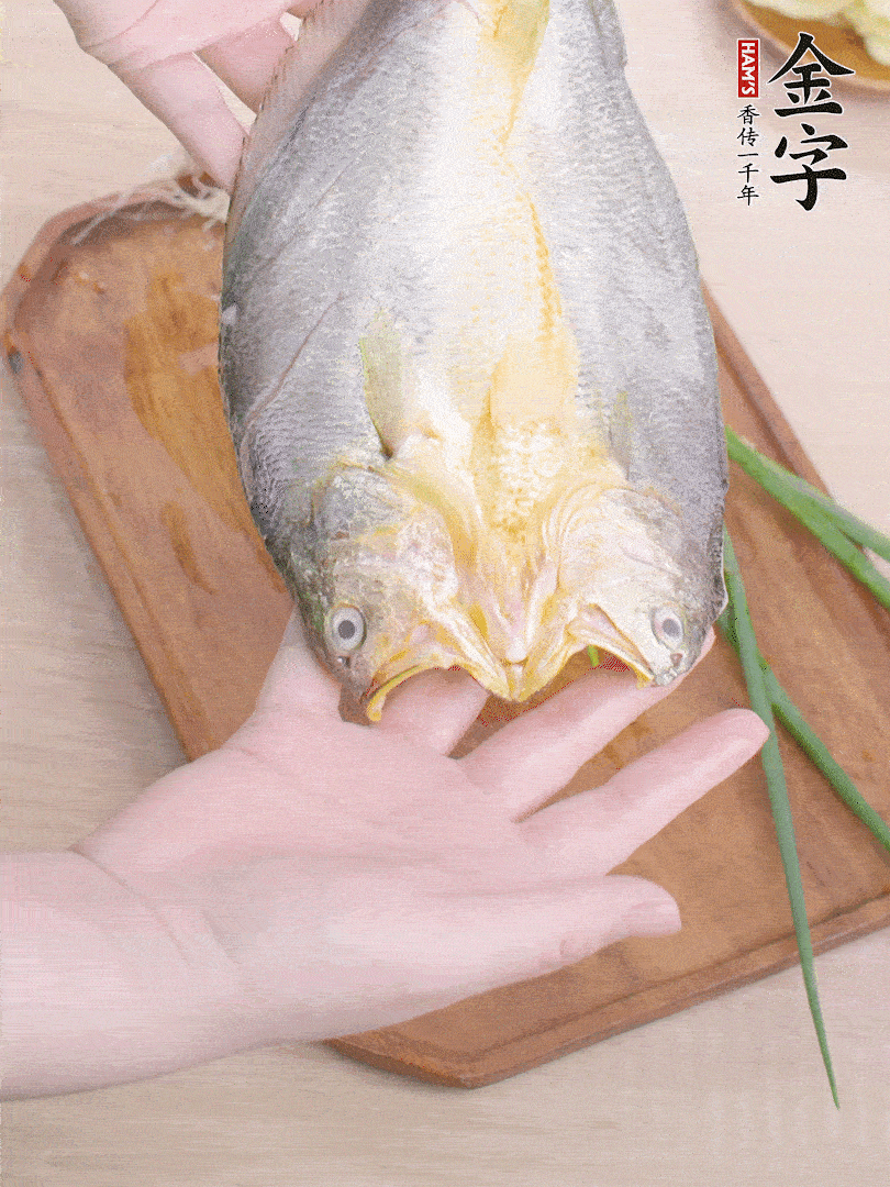 黃魚(yú)背部開(kāi)刀，洗凈切花刀。適量鹽涂抹魚(yú)身兩面。