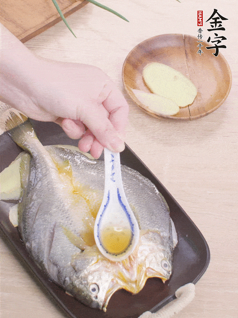 盤底鋪姜片，放黃魚(yú)，淋2勺料酒。